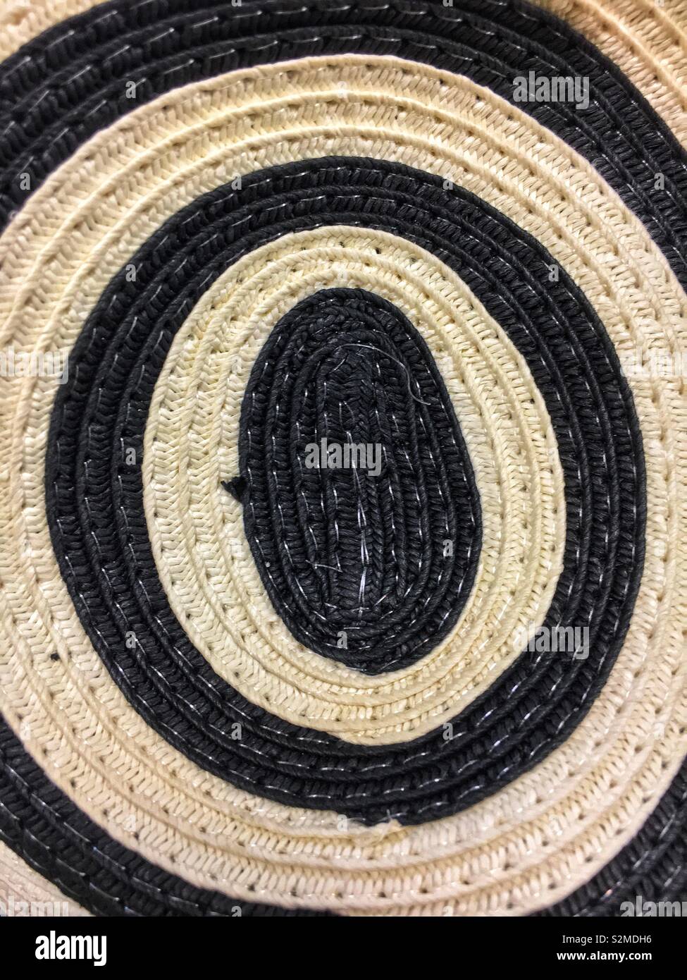 Schwarz-weiß gestreiften weave Muster. - Smartphone-aufgenommenes Stockfoto