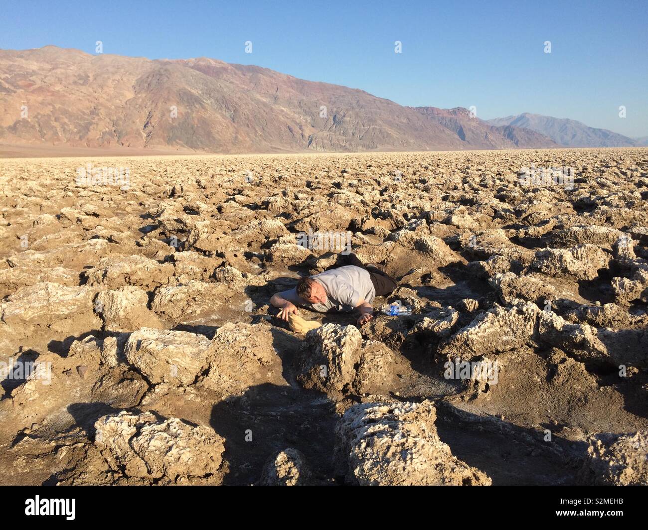 Crawling sterbenden Abenteurer in Death Valley Stockfoto