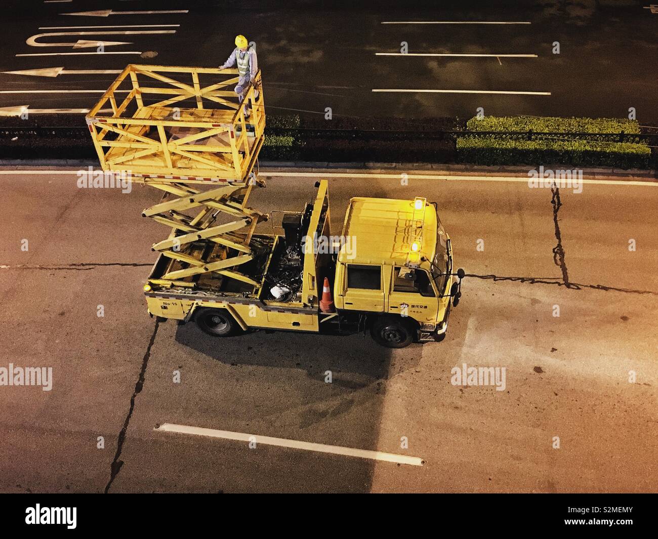 Scherenhub Lkw auf einer Straße in der Nacht. - Smartphone-aufgenommenes Stockfoto