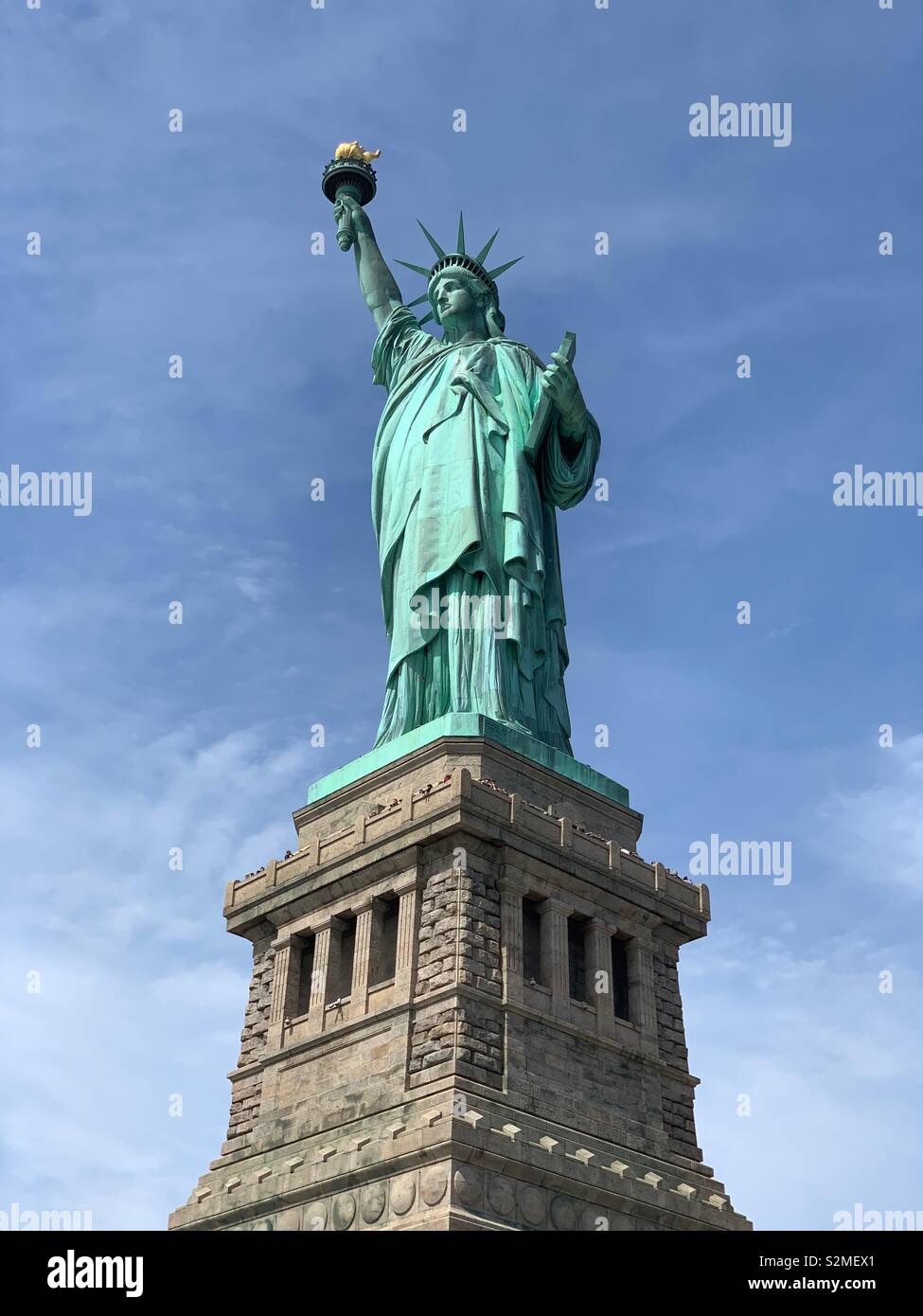 Die Freiheitsstatue, Liberty erleuchten die Welt, New York City, Vereinigte Staaten von Amerika - Smartphone-aufgenommenes Stockfoto