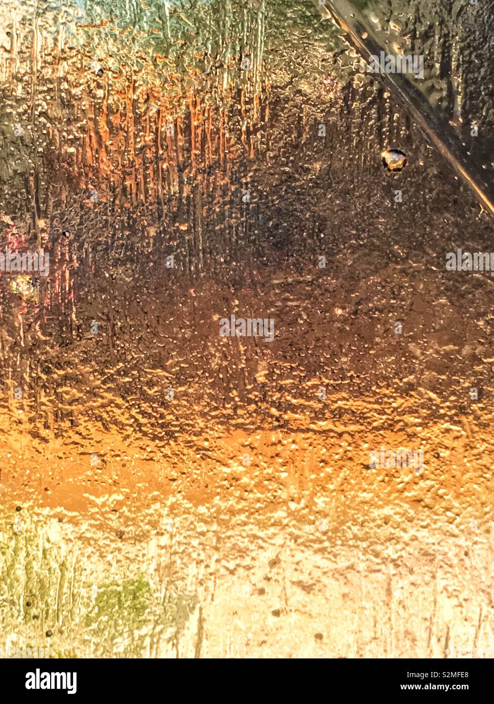 Dekorative orange farbige Glasfenster texturierte lichtdurchlässiges Glas mit einem zufälligen abstraktes Muster. - Smartphone-aufgenommenes Stockfoto