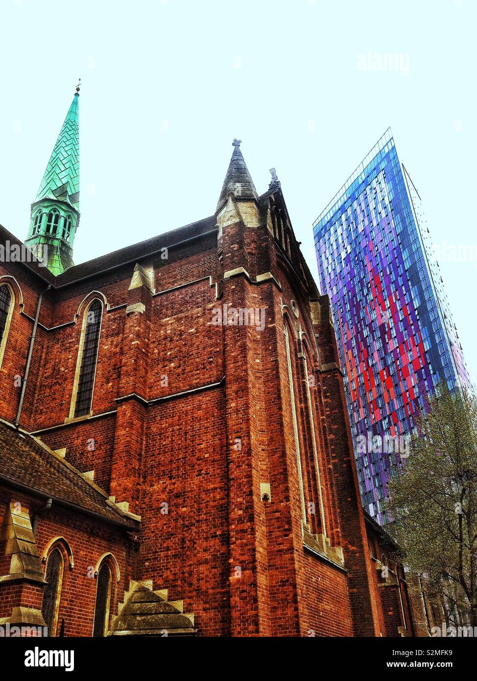 Die Viktorianischen, St. Michael und alle Engel Kirche und modernes Appartementhaus im Hintergrund, London, England. Stockfoto