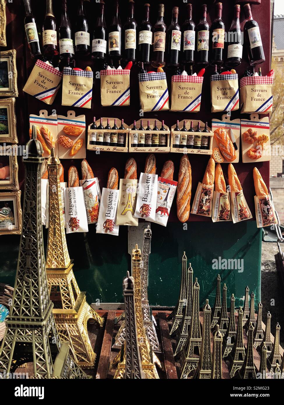 Souvenir Magnete mit französischen Lebensmittel in Paris. Stockfoto