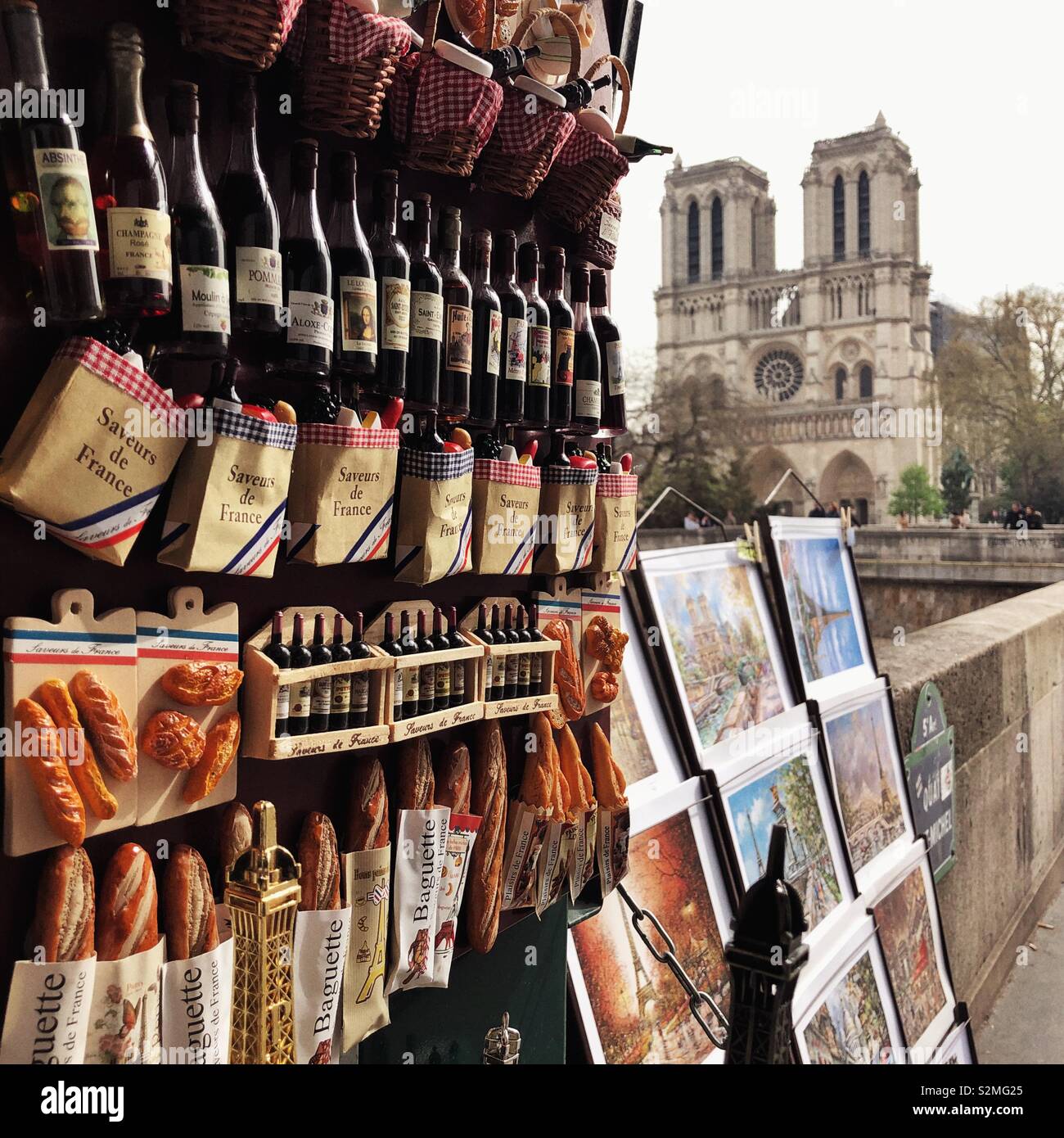 Souvenir Magnete mit französischen Lebensmittel in Paris mit der Kathedrale Notre Dame im Hintergrund Stockfoto