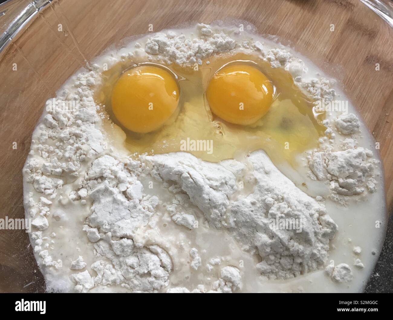 Zwei Eier in einer Schüssel weiß selbst Mehl Stockfoto