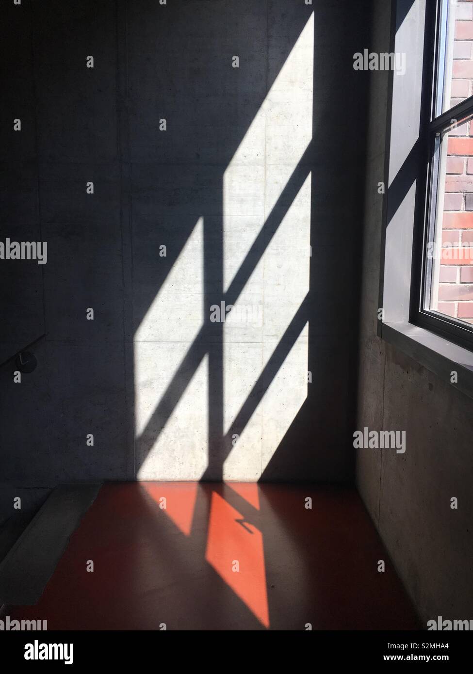 Sonne scheint durch ein Fenster im Bürogebäude erstellen einen schönen Schatten Stockfoto