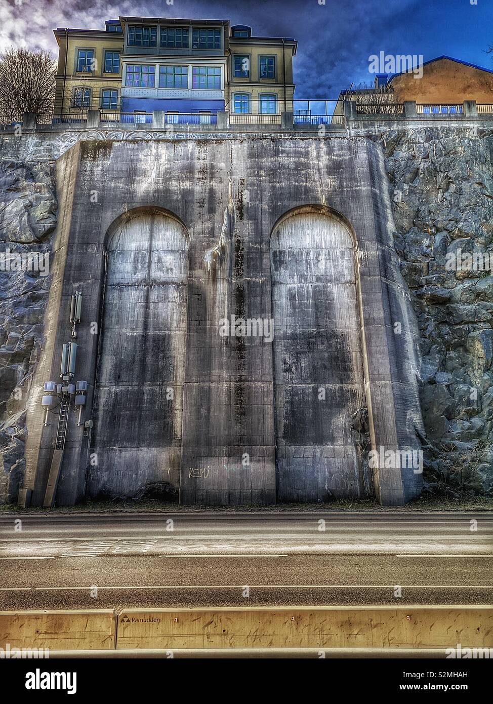 Felswand auf Stadsgardsleden der Wharf am Ufer der Ostsee mit Bauten über auf Fjallgatan, Södermalm, Stockholm, Schweden, Skandinavien Stockfoto