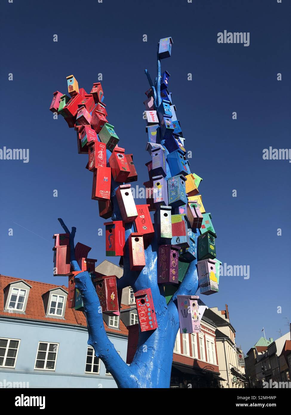 Bunte Vogelkästen Stockfoto