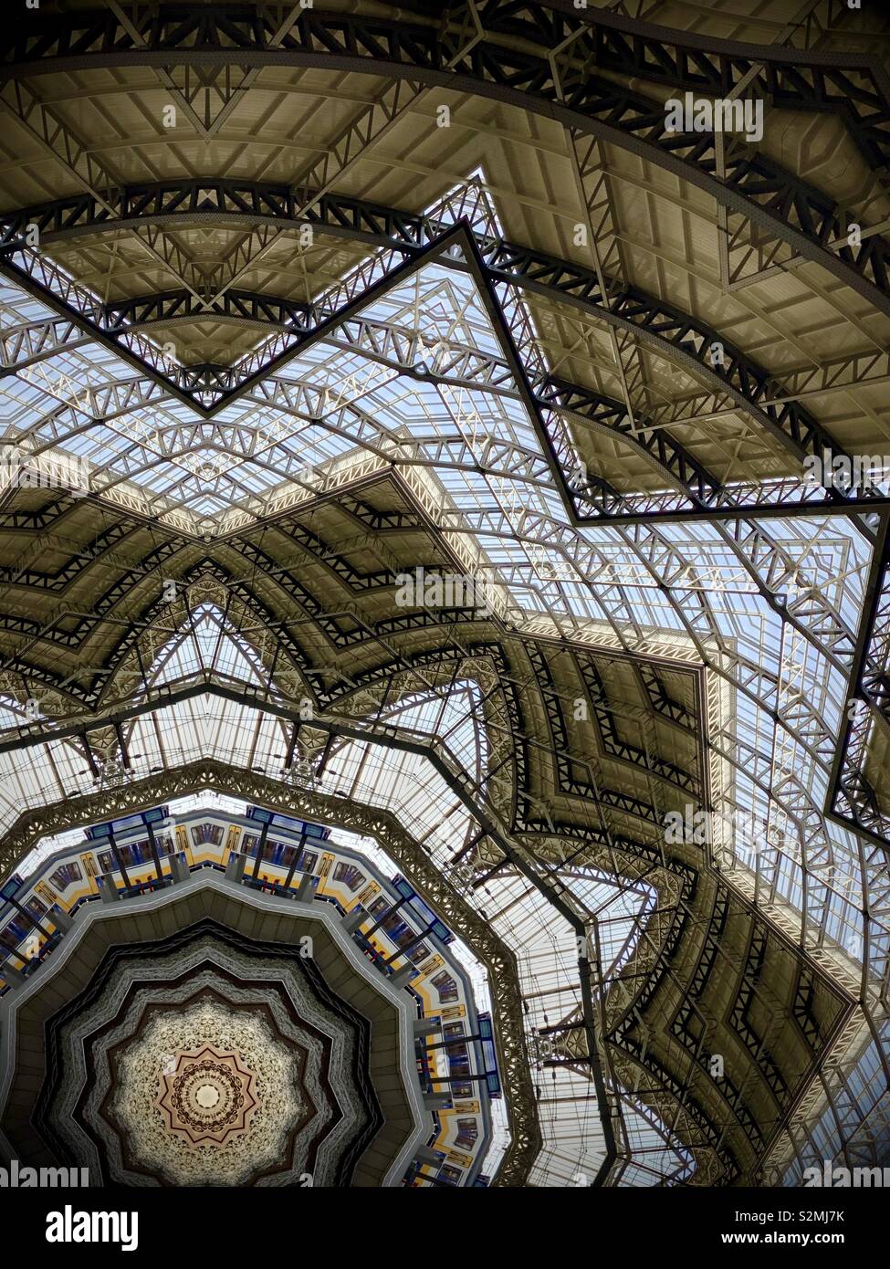 Amsterdam, Niederlande, April 2019: Hauptbahnhof - Ein kreativer Blick über ein Kaleidoskop Filter. - Smartphone-aufgenommenes Stockfoto