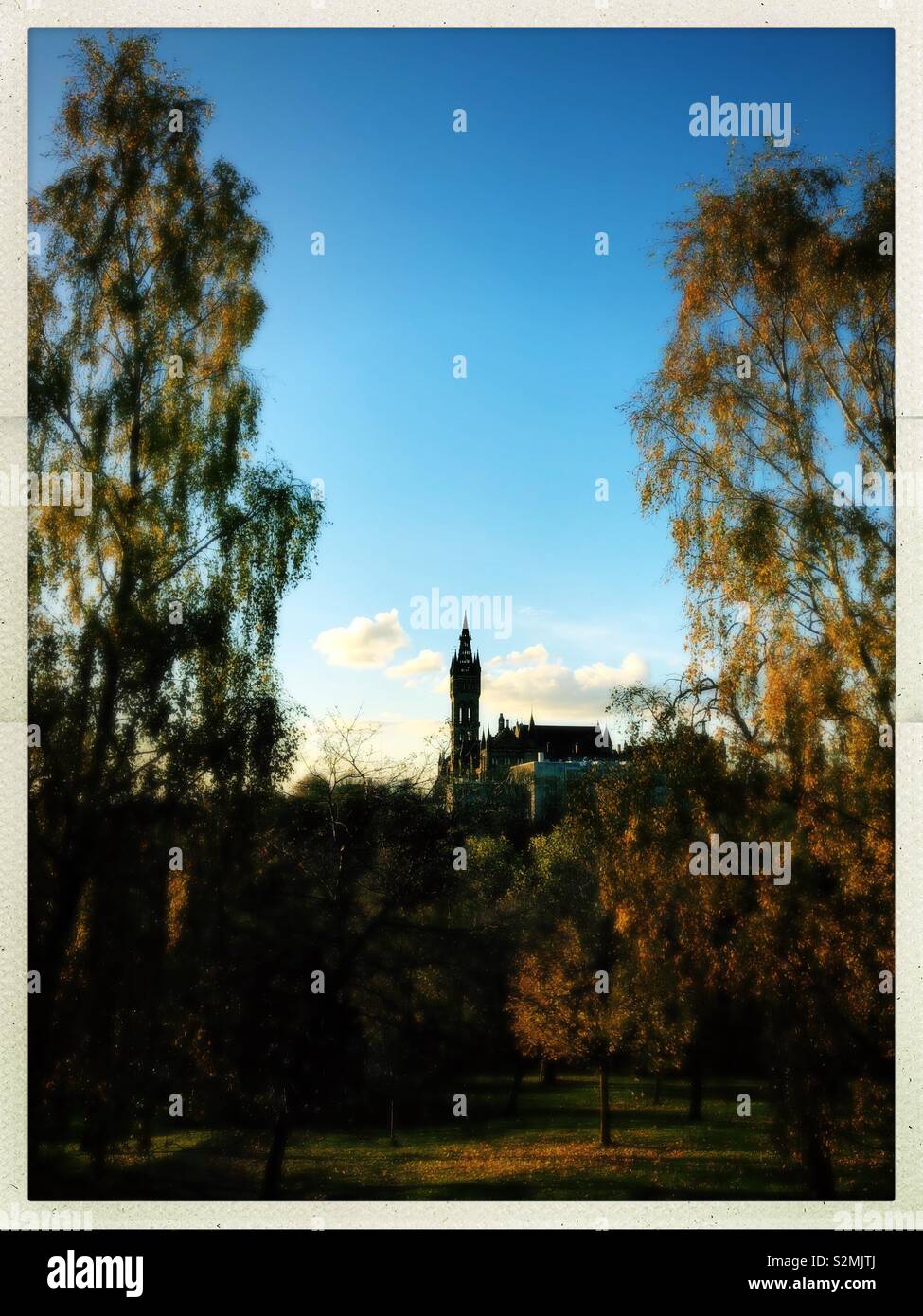 Glasgow Uni von einem herbstlichen Kelvingrove Park an einem schönen sonnigen Tag. Stockfoto
