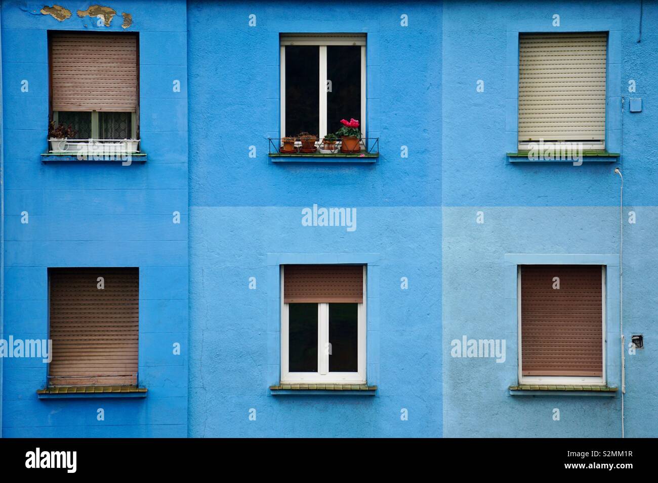 Fenster auf dem blauen Fassade auf der Straße Stockfoto