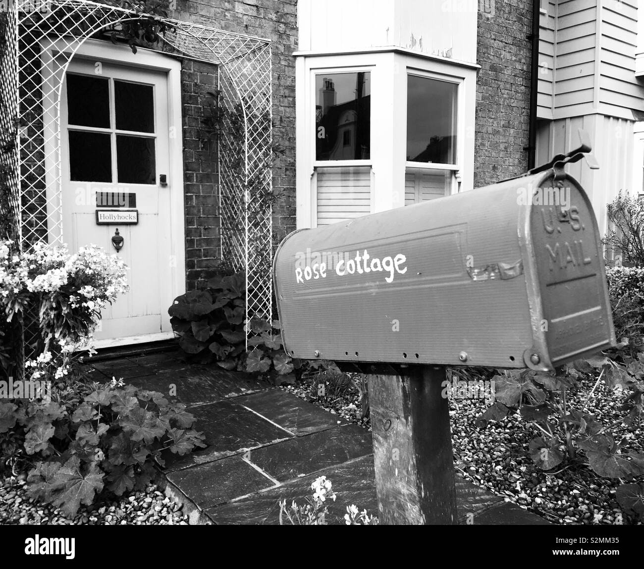 US-Mailbox vor einem englischen Cottage - Smartphone-aufgenommenes Stockfoto