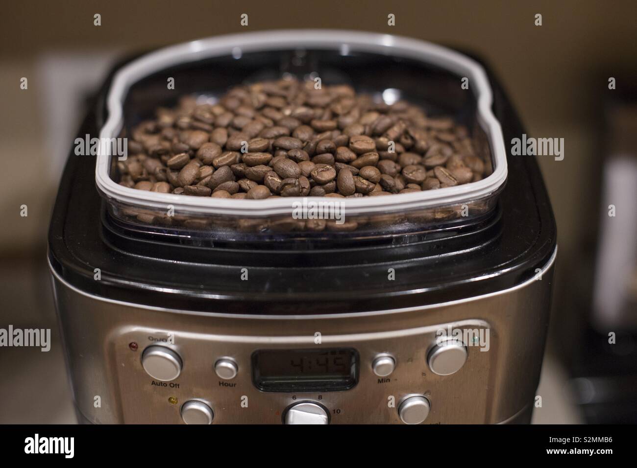 Kaffeebohnen hörte auf Kaffeemaschine Stockfoto
