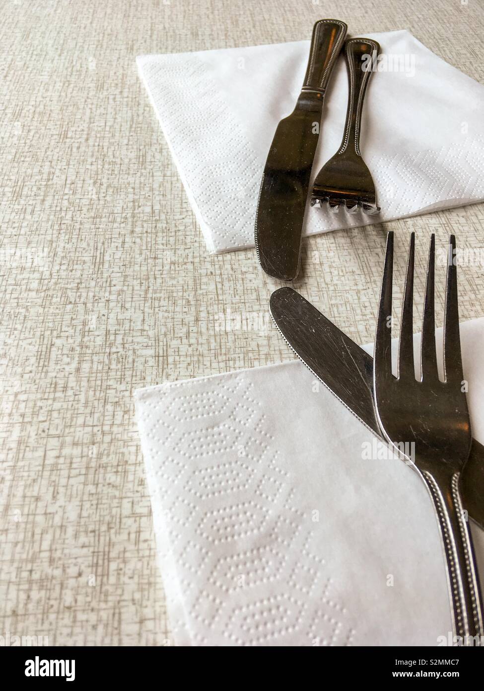 Stahl Besteck auf weiße Servietten cafe Tabelle Stockfoto