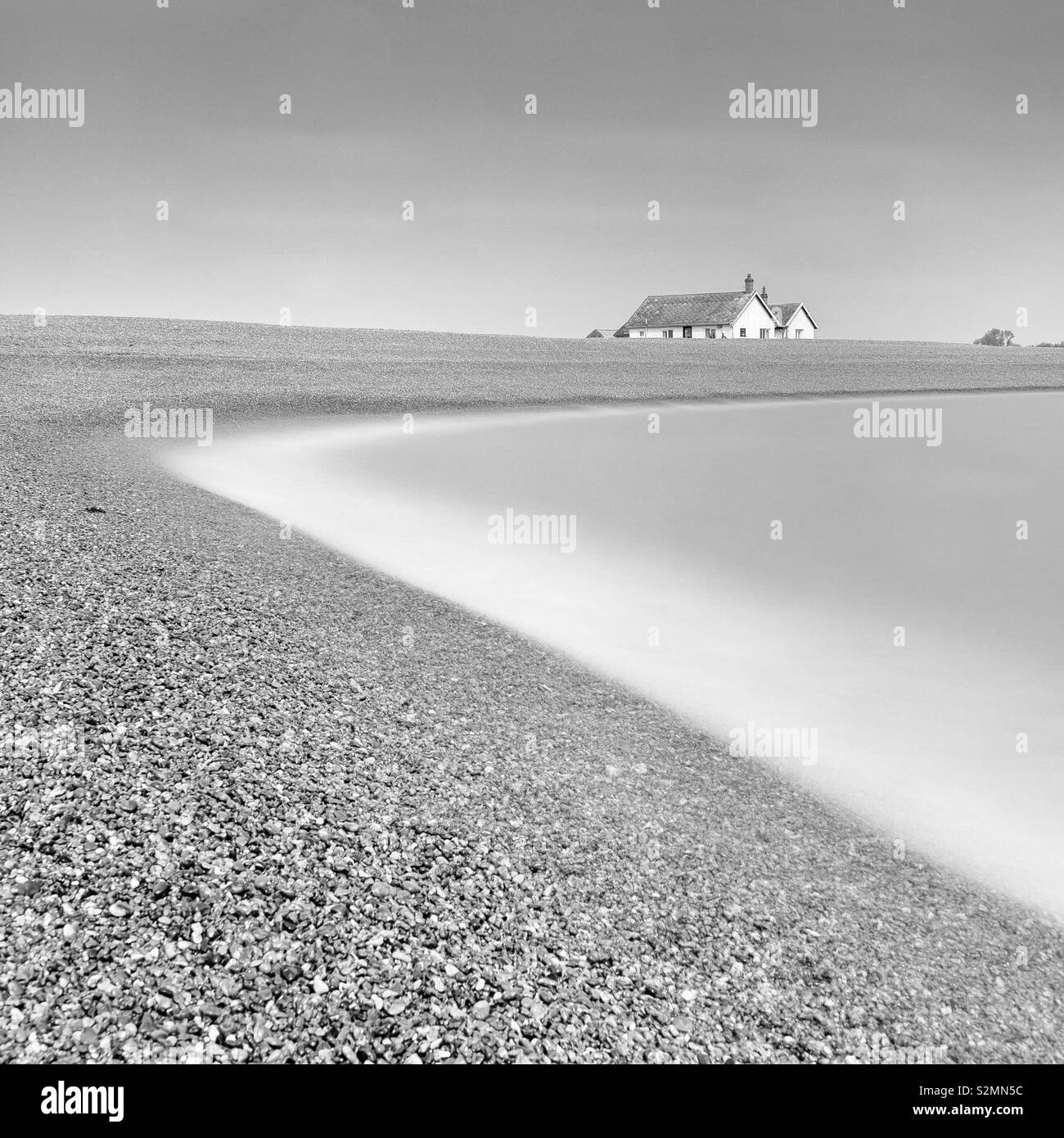 Shingle street in Suffolk in Schwarzweiß Stockfoto