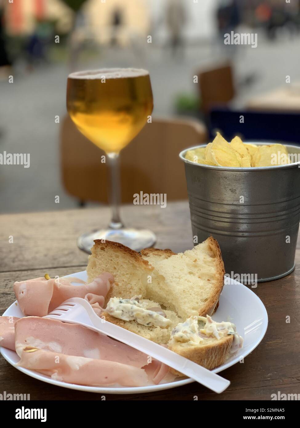 Italienischen Snack Pause an der Bar mit Kartoffeln, Brot, Mortadella und ein Glas Bier Stockfoto