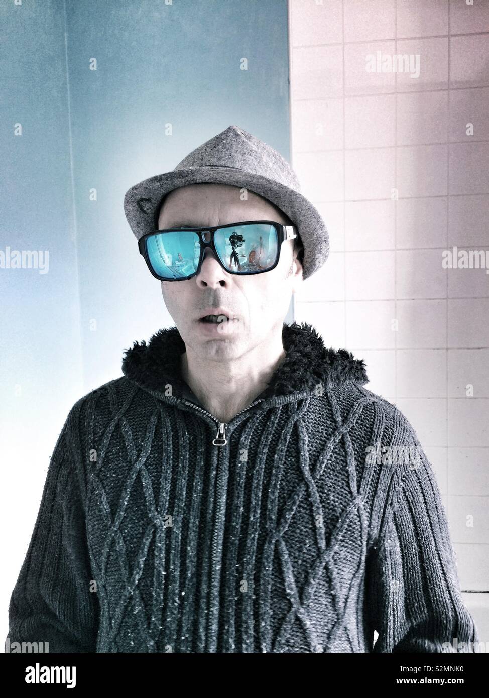 Selbstportrait von Mann mit blauen Gläsern auf Badezimmer - Smartphone-aufgenommenes Stockfoto
