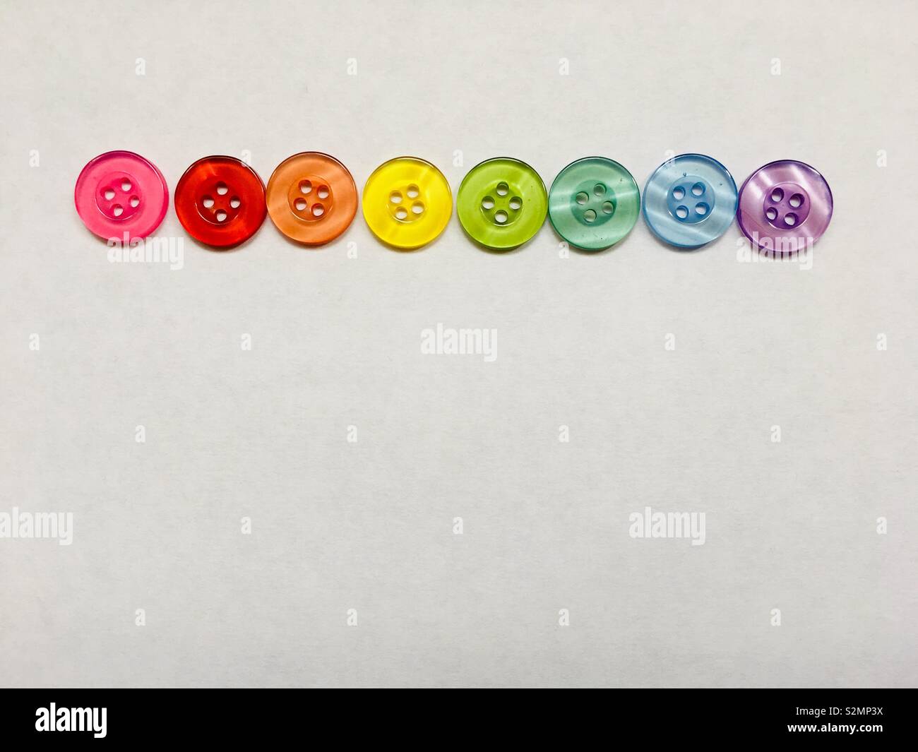 Sortiment von farbigen Buttons in einer Zeile Stockfoto