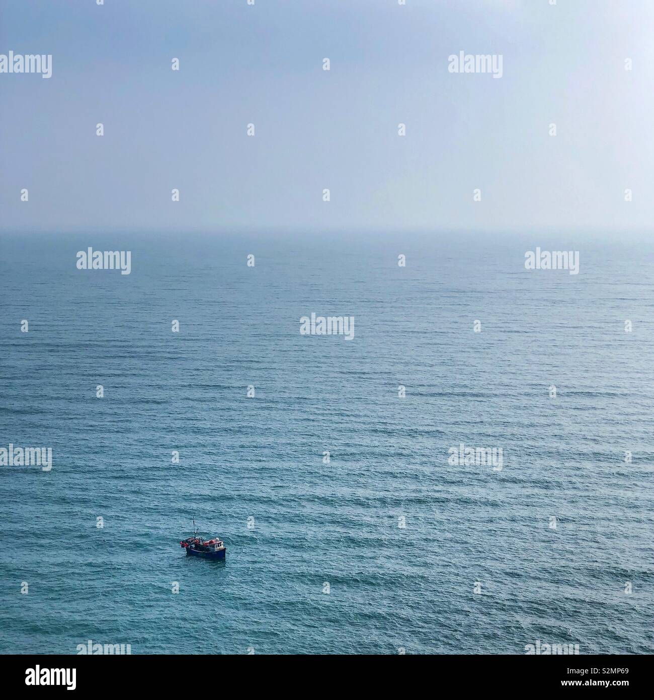 Fischerboot auf dem Meer - Smartphone-aufgenommenes Stockfoto