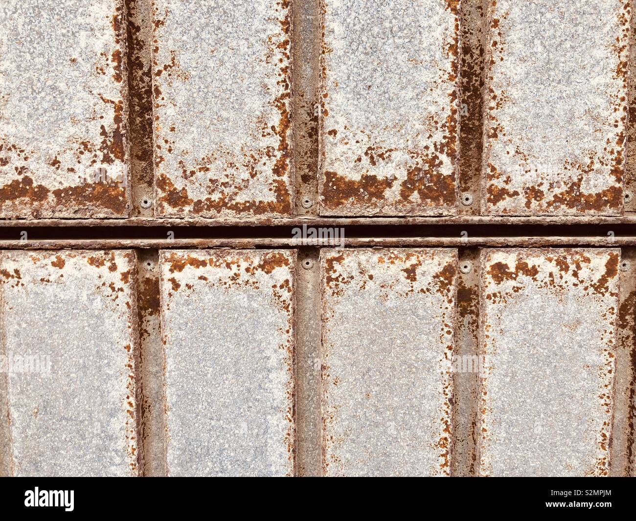 Rusty Streifen und graues Metall - Smartphone-aufgenommenes Stockfoto