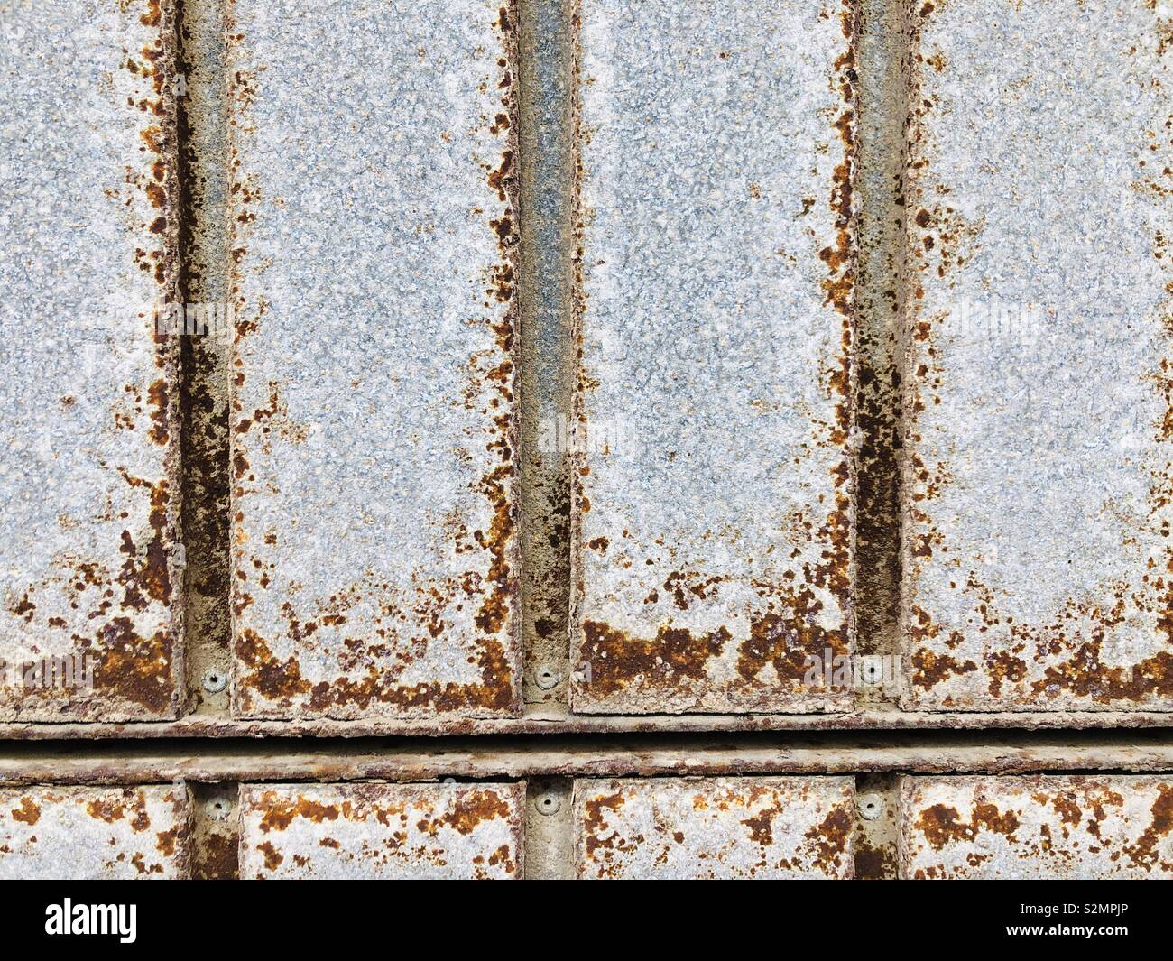 Parallel rusty Linien strukturierten Hintergrund - Smartphone-aufgenommenes Stockfoto