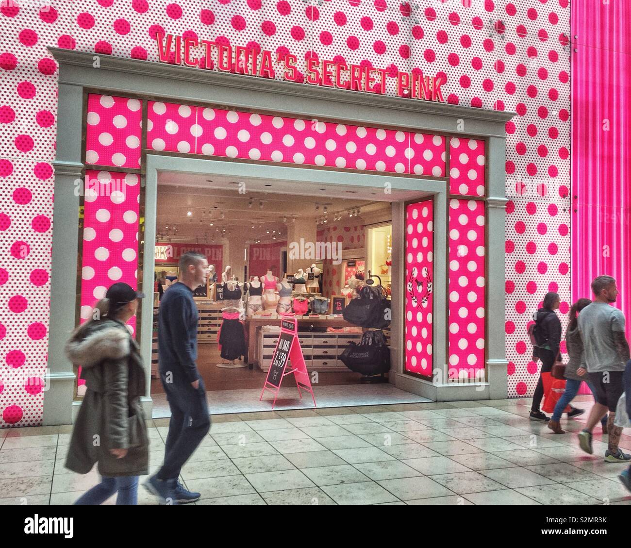 Bunte Fassade von Victoria's Secret Pink store, Milton Keynes, Großbritannien Stockfoto