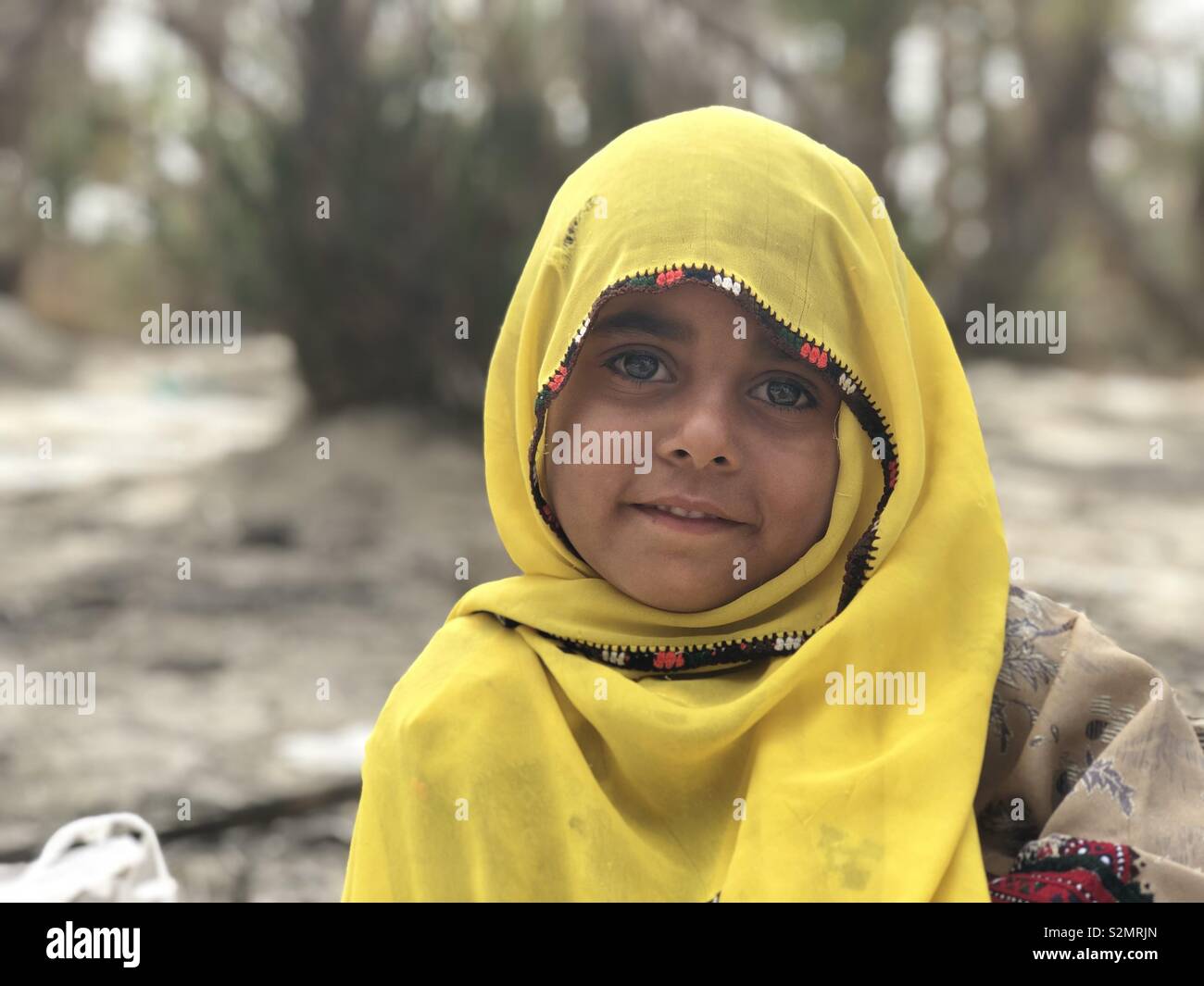 Eine Probe Dorf Baby Mädchen so schön mit dem lächelnden Gesicht. Stockfoto