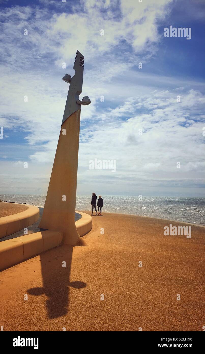 Zwei junge Mädchen zu Fuß auf Cleveleys Promenade an einem sonnigen Tag Stockfoto