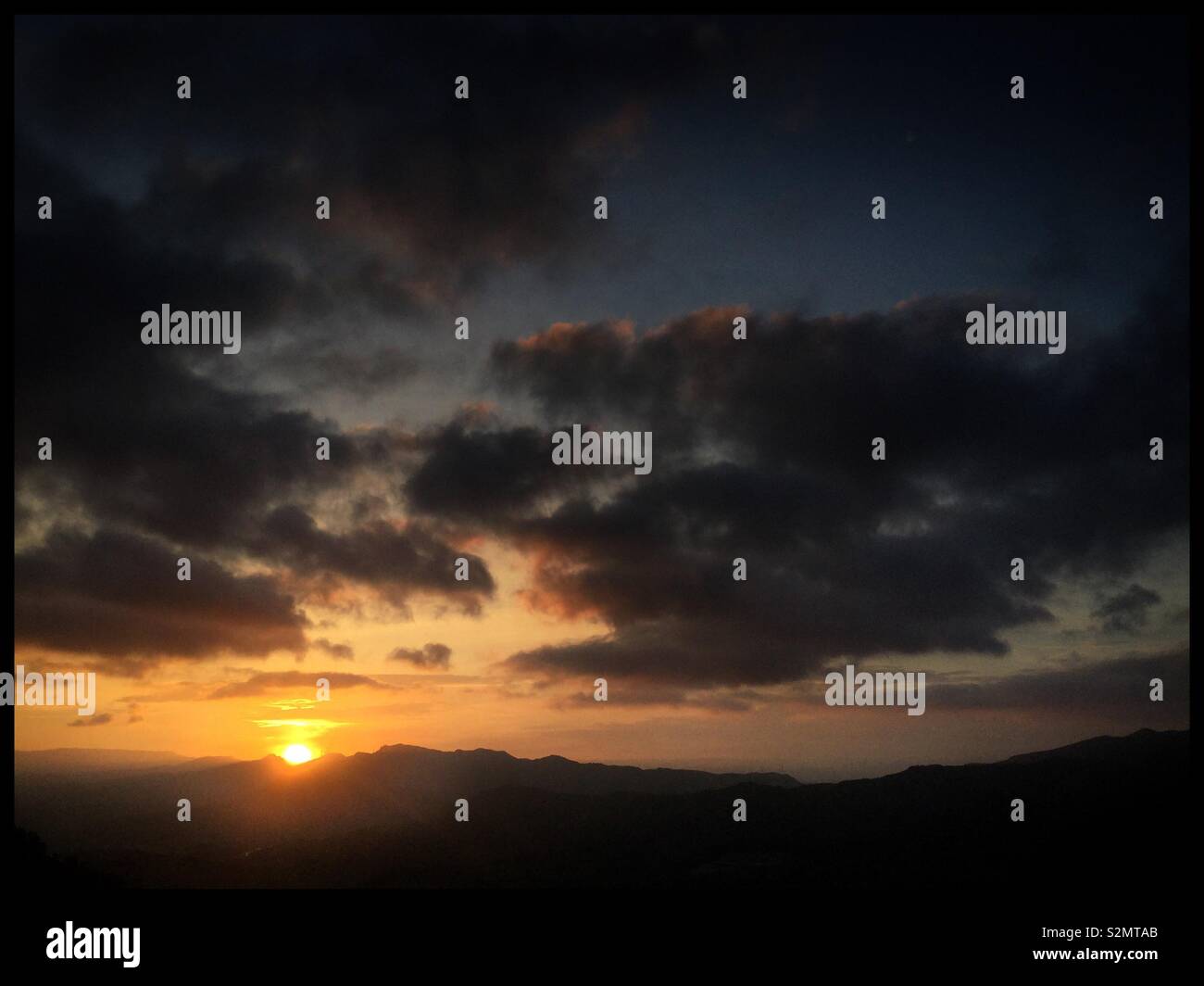 Sonnenaufgang über den Bergen, Katalonien, Spanien. - Smartphone-aufgenommenes Stockfoto