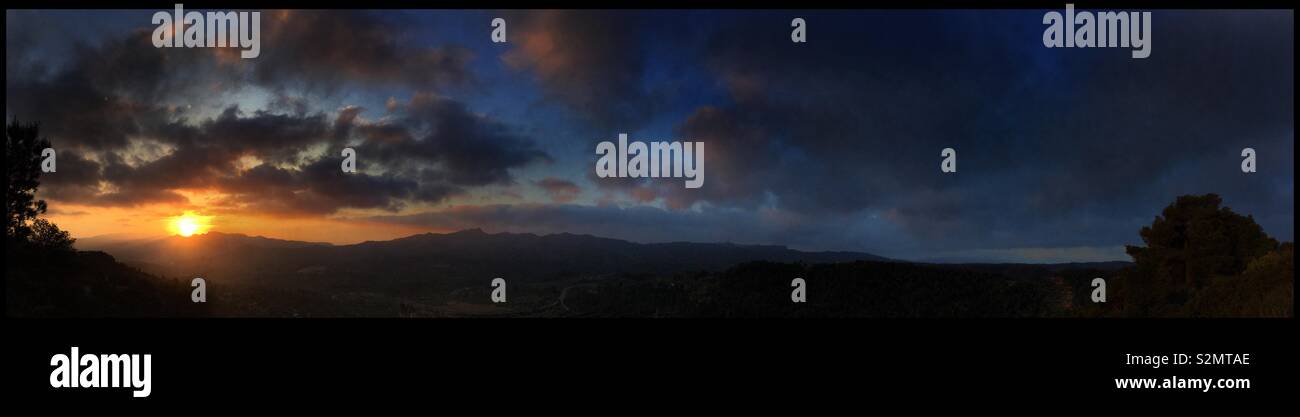 Sonnenaufgang über den Bergen, Katalonien, Spanien. - Smartphone-aufgenommenes Stockfoto