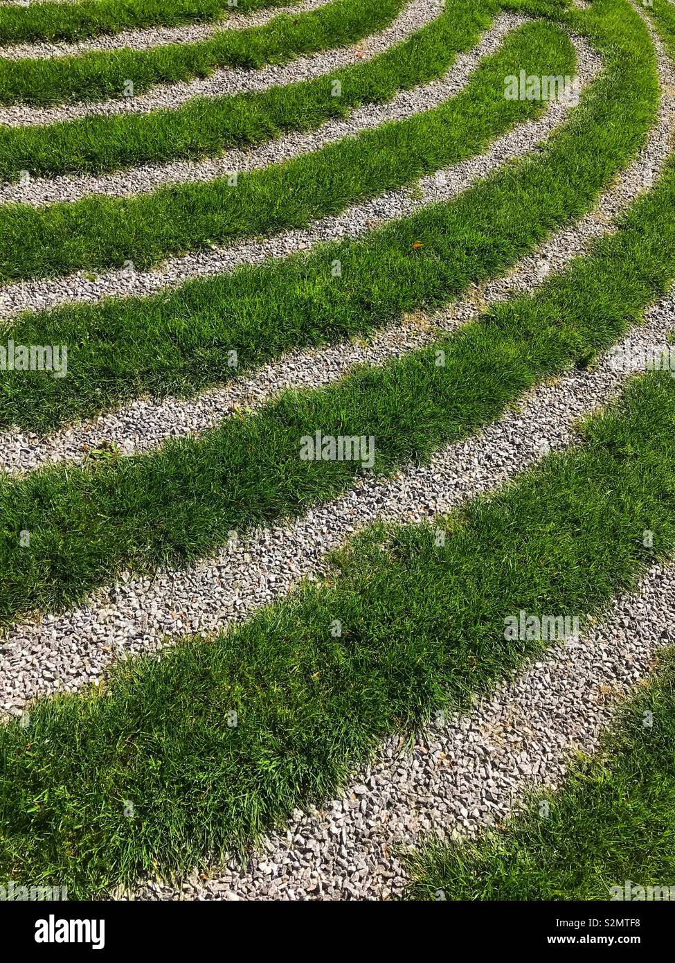 Gras und Stein Kiesweg Muster - Smartphone-aufgenommenes Stockfoto