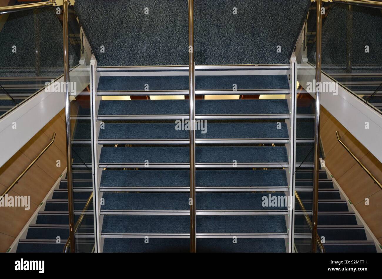 Treppen auf einem Kreuzfahrtschiff Stockfoto