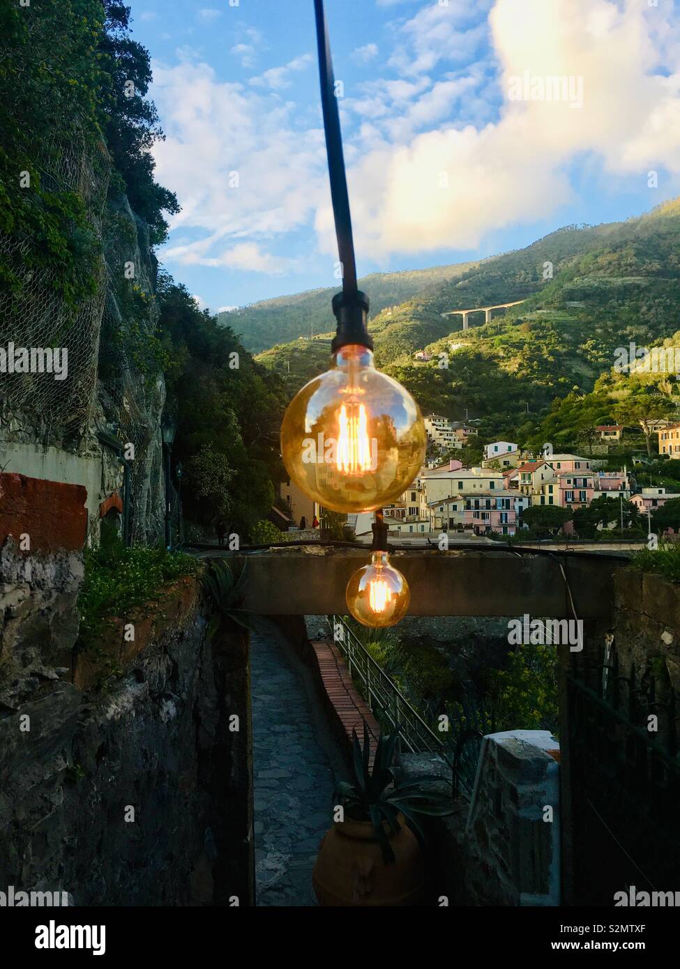 Glühbirnen über Stadt, Monterosso Cinque Terre - Italien Stockfoto
