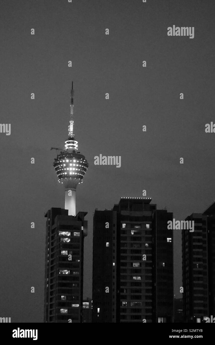 Kuala Lumpur bei Nacht. Apartment Gebäuden und einem TV Tower. Schwarz und Weiß Stockfoto