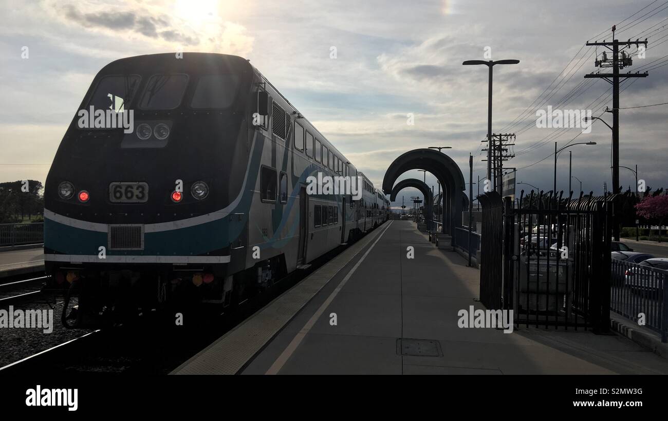 BURBANK, CA, APRIL 2019: Metrolink S-Bahn am neu eröffneten North Burbank Airport Station angehalten. Durch die Nachmittagssonne mit Hintergrundbeleuchtung Stockfoto