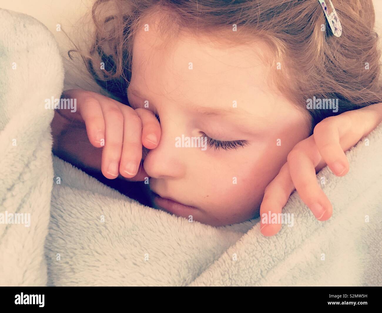 Schlafende Kind/jungen Kind 4 Jahre/4 Jahre alten schlafend in tiefen Schlaf im Alter. Sie erholt sich nach einer Magenverstimmung. und fehlende Tage Schule Stockfoto