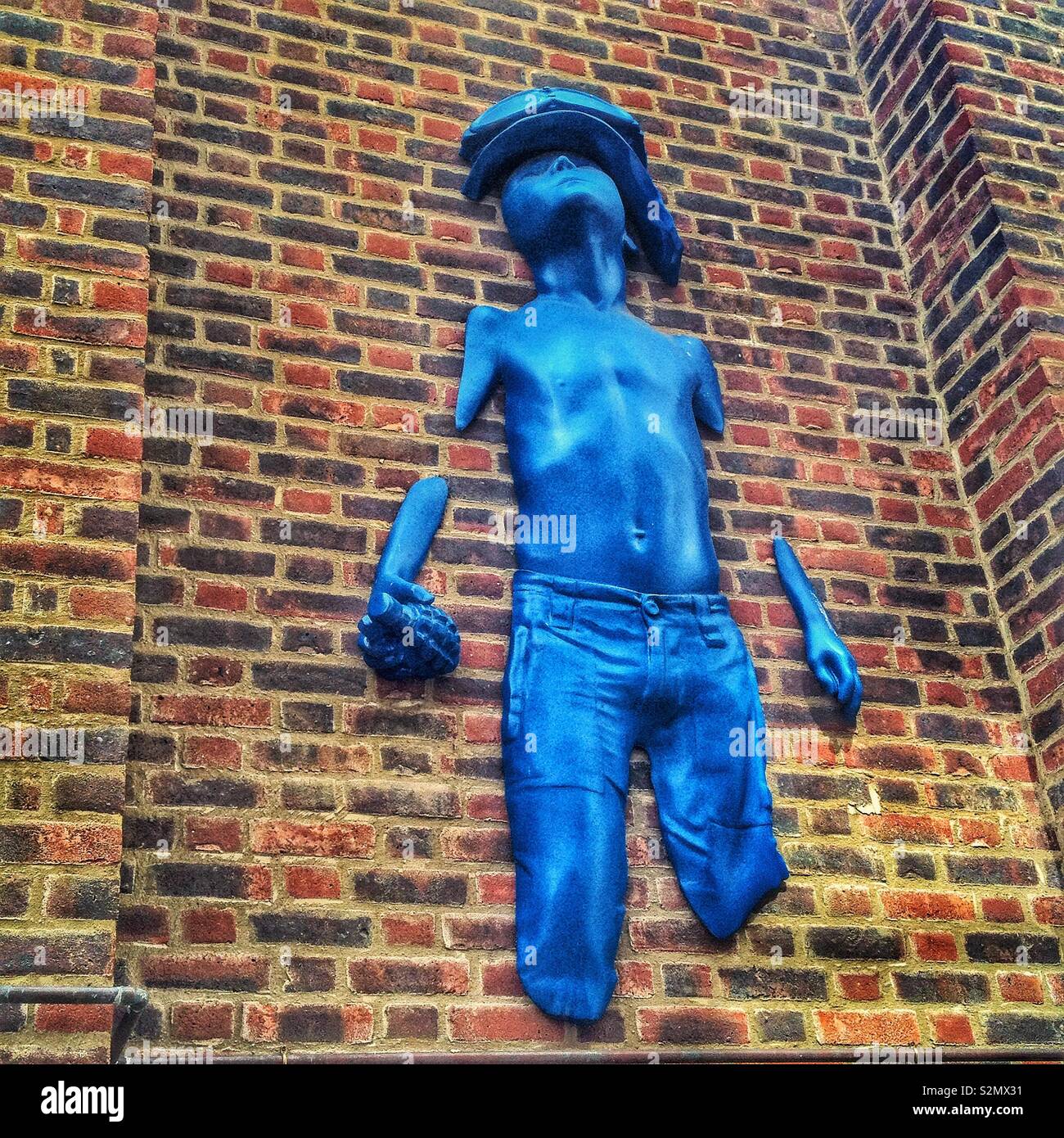 Urban Street Kunst Skulptur, von der Künstlerin Schoony, an der Wand eines Gebäudes in London, England, UK. Stockfoto