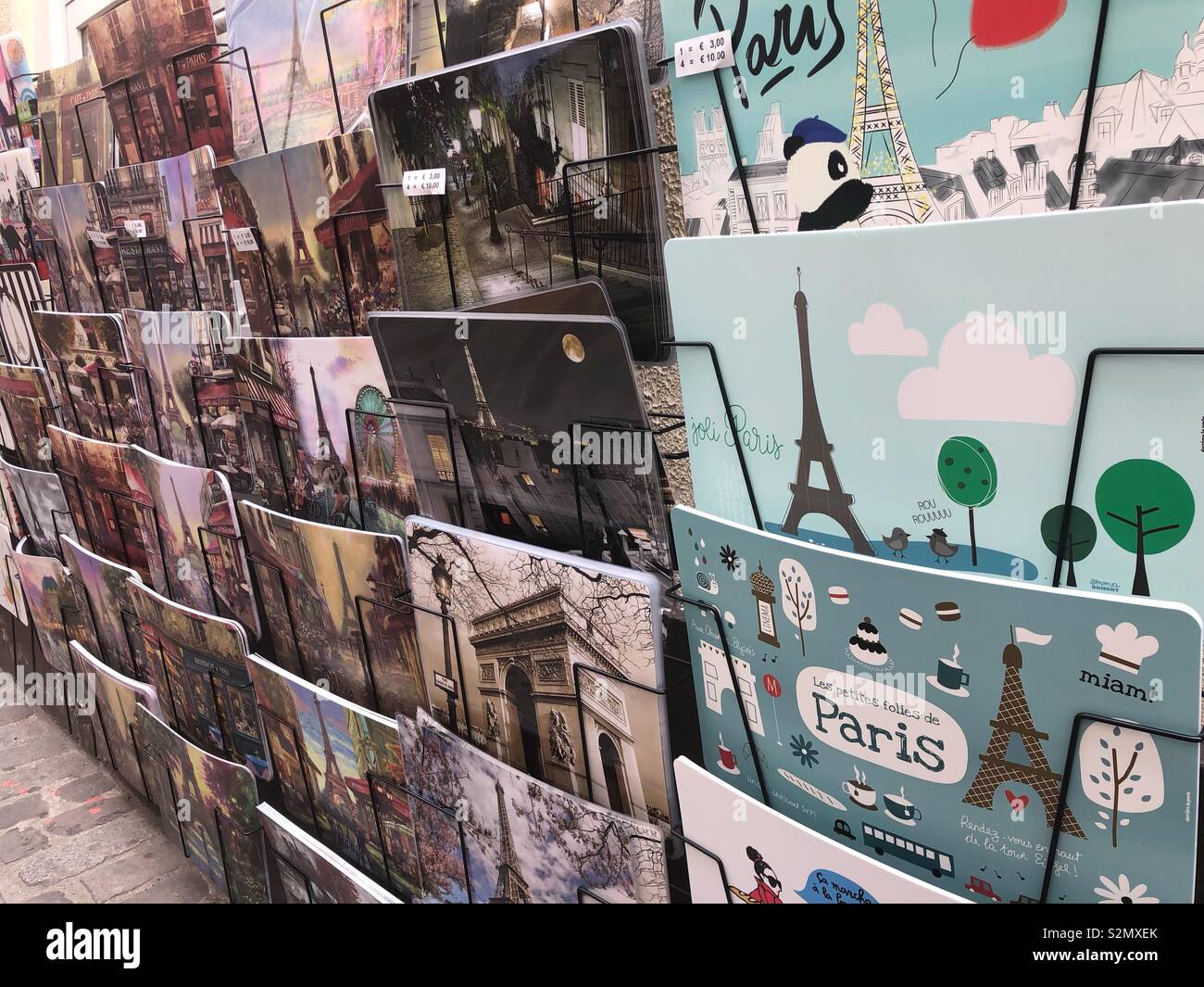 Straße Geschäfte in Montmartre Paris Frankreich verkaufen Französische Tischsets - Smartphone-aufgenommenes Stockfoto