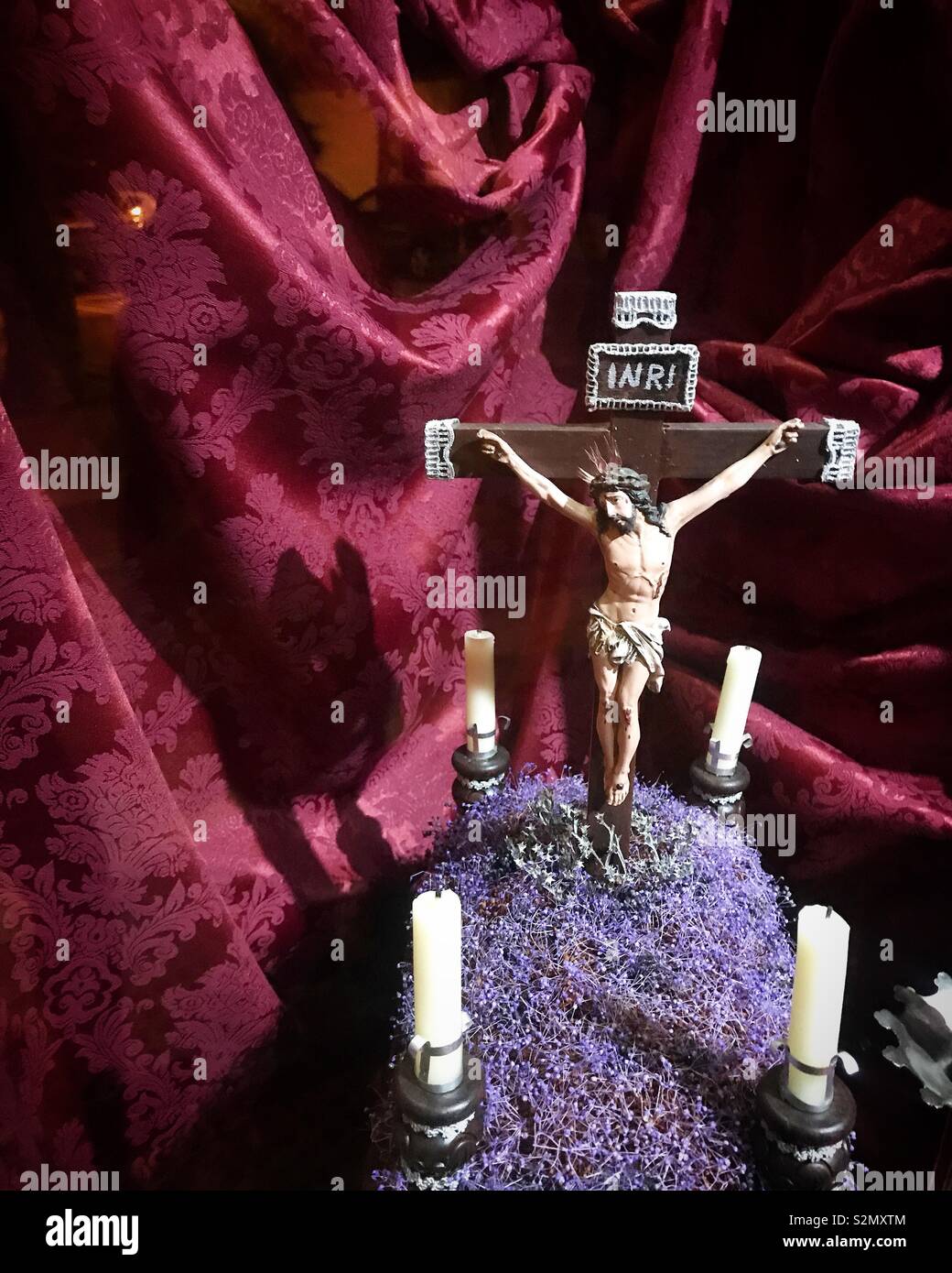 Eine Miniatur des gekreuzigten Christus Jesus schmückt ein Fenster shop während der Semana Santa in Jerez de la Frontera, Spanien Stockfoto