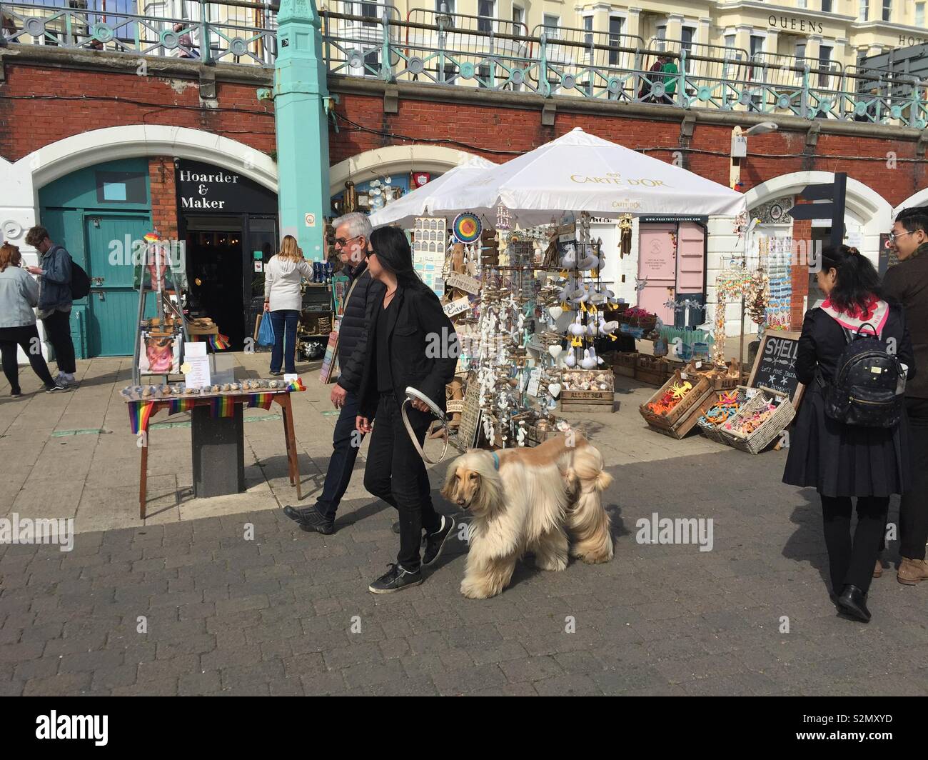 Brighton UK 10/5/2019 Menschen fenjoy der Freitag Sonnenschein am Strand Stockfoto