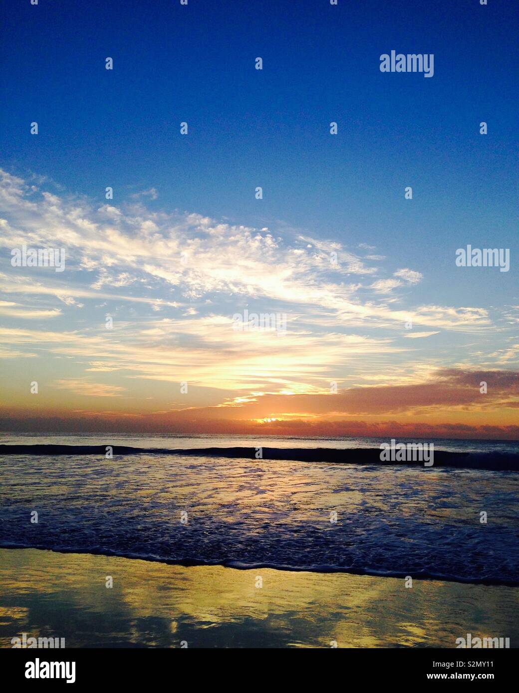 Sonnenaufgang am Strand der Gold Coast, Queensland, Australien Stockfoto