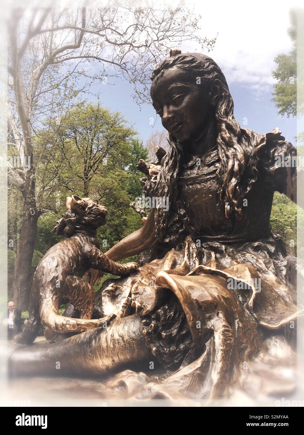 Alice im Wunderland Statue befindet sich in der Nähe des Konservatoriums Wasser im Central Park, New York City, USA - Smartphone-aufgenommenes Stockfoto