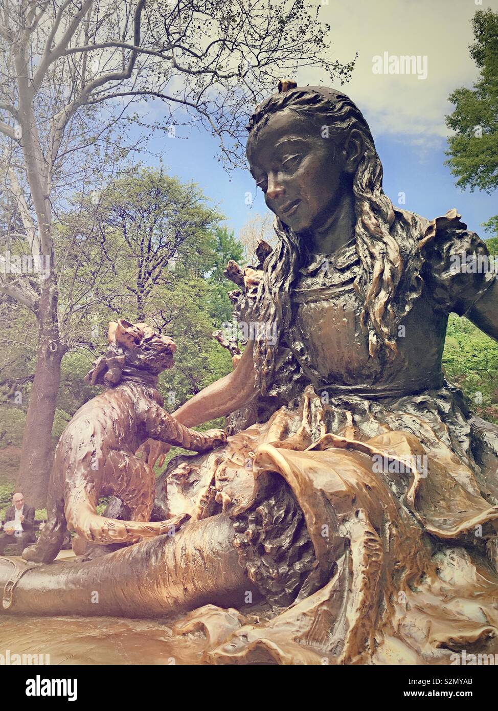 Alice im Wunderland Bronzestatue im Central Park befindet sich in der Nähe des Konservatoriums Wasser, NYC, USA - Smartphone-aufgenommenes Stockfoto