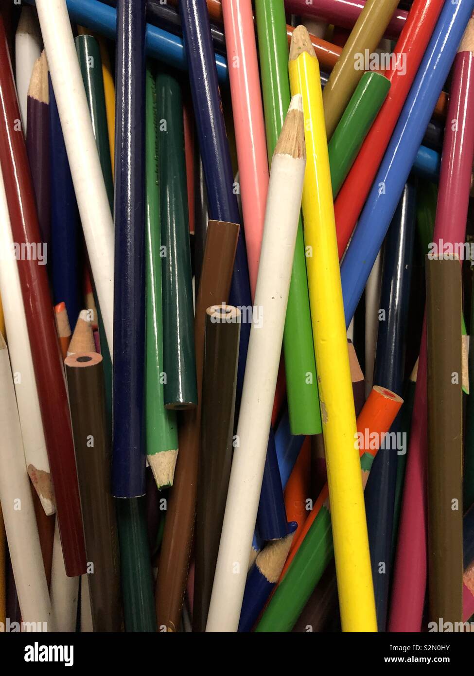 Ein volles Ausgabefach der hellen Buntstifte zufällig - Smartphone-aufgenommenes Stockfoto