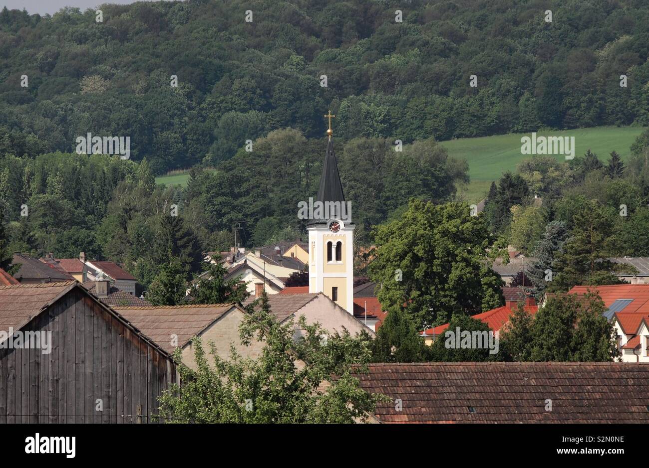 Kirchturm im Weinviertel Stockfoto