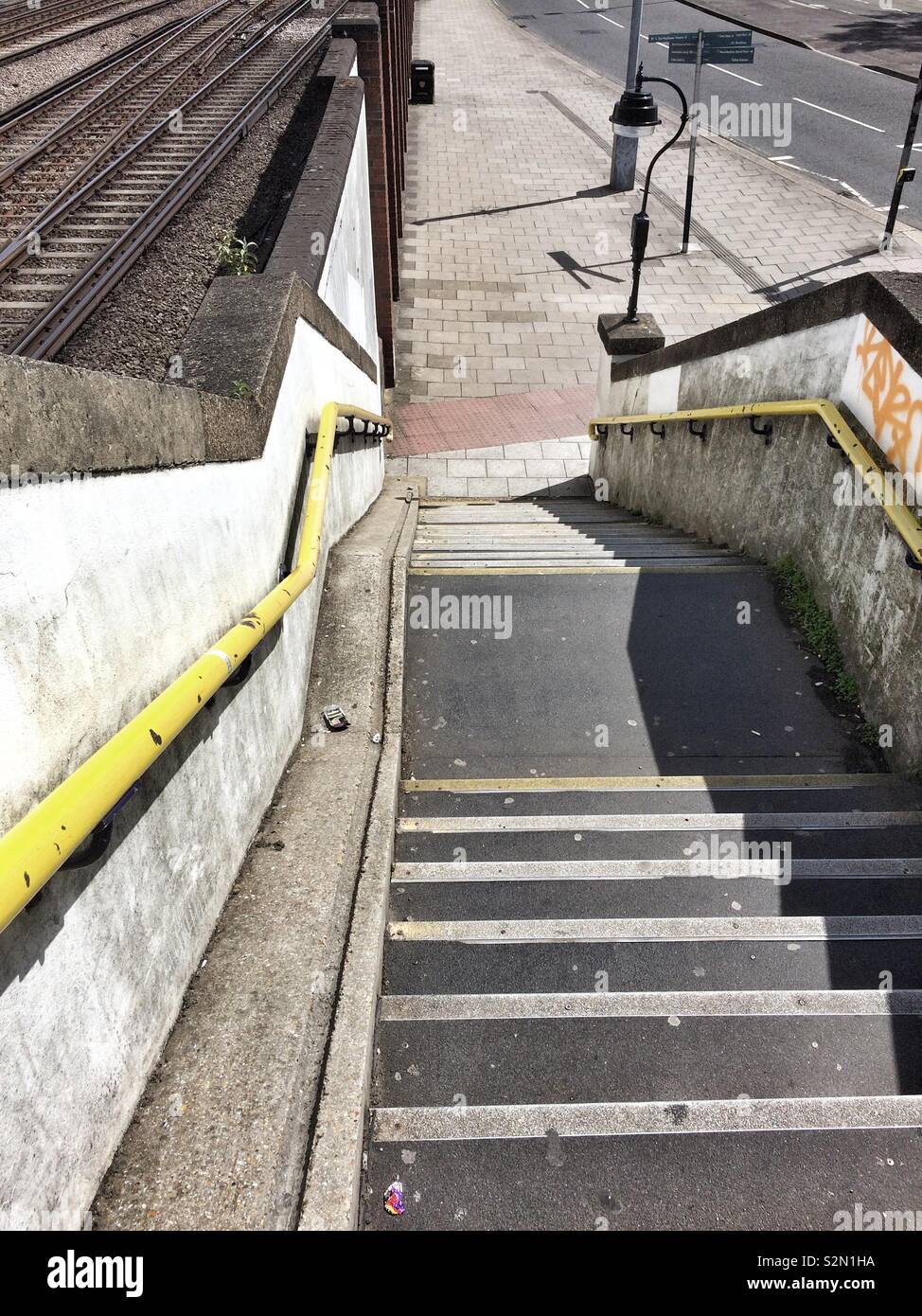 Treppen und Zug der Linie in Southampton Central Station Stockfoto