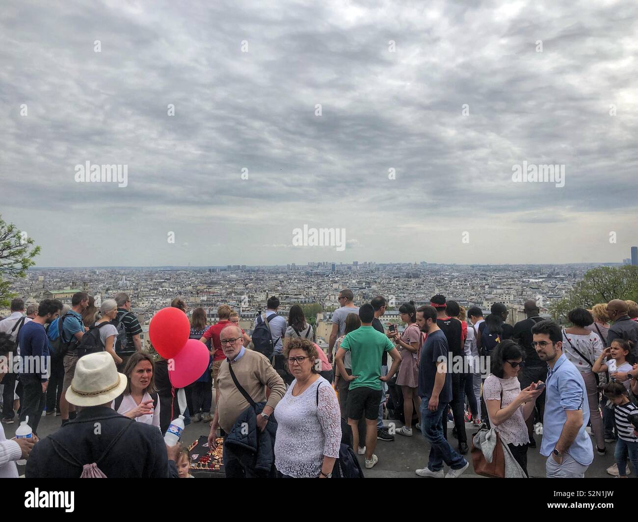 Mit Touristen überfüllt, mit Blick auf die Stadt Paris Montmartre Paris Frankreich Stockfoto