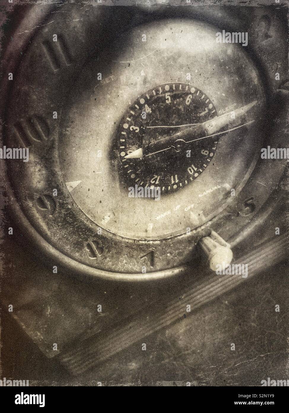 Vintage Radiowecker wählen Stockfoto