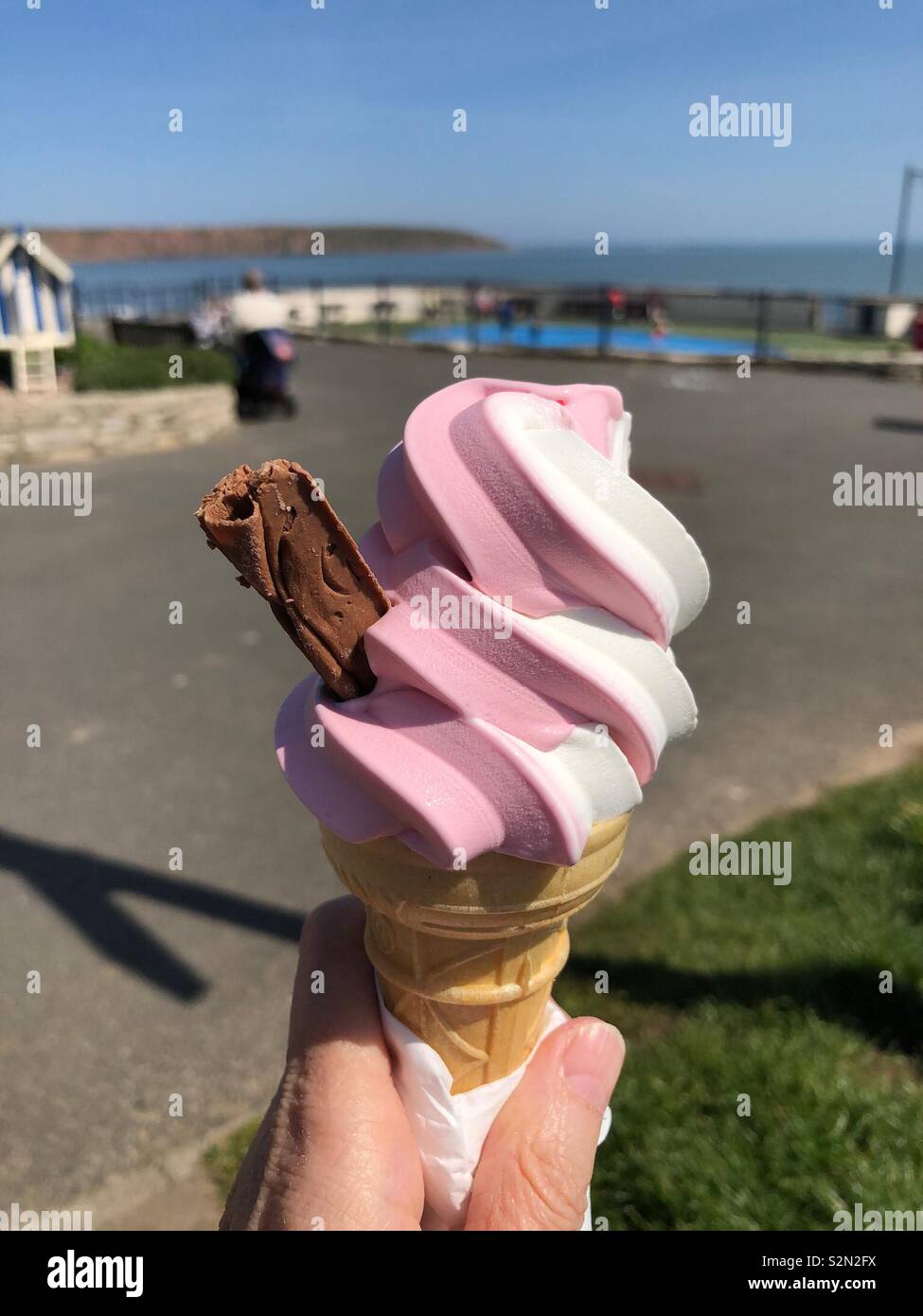 Erdbeere und Vanille Eis mit Schokolade Flake Stockfoto