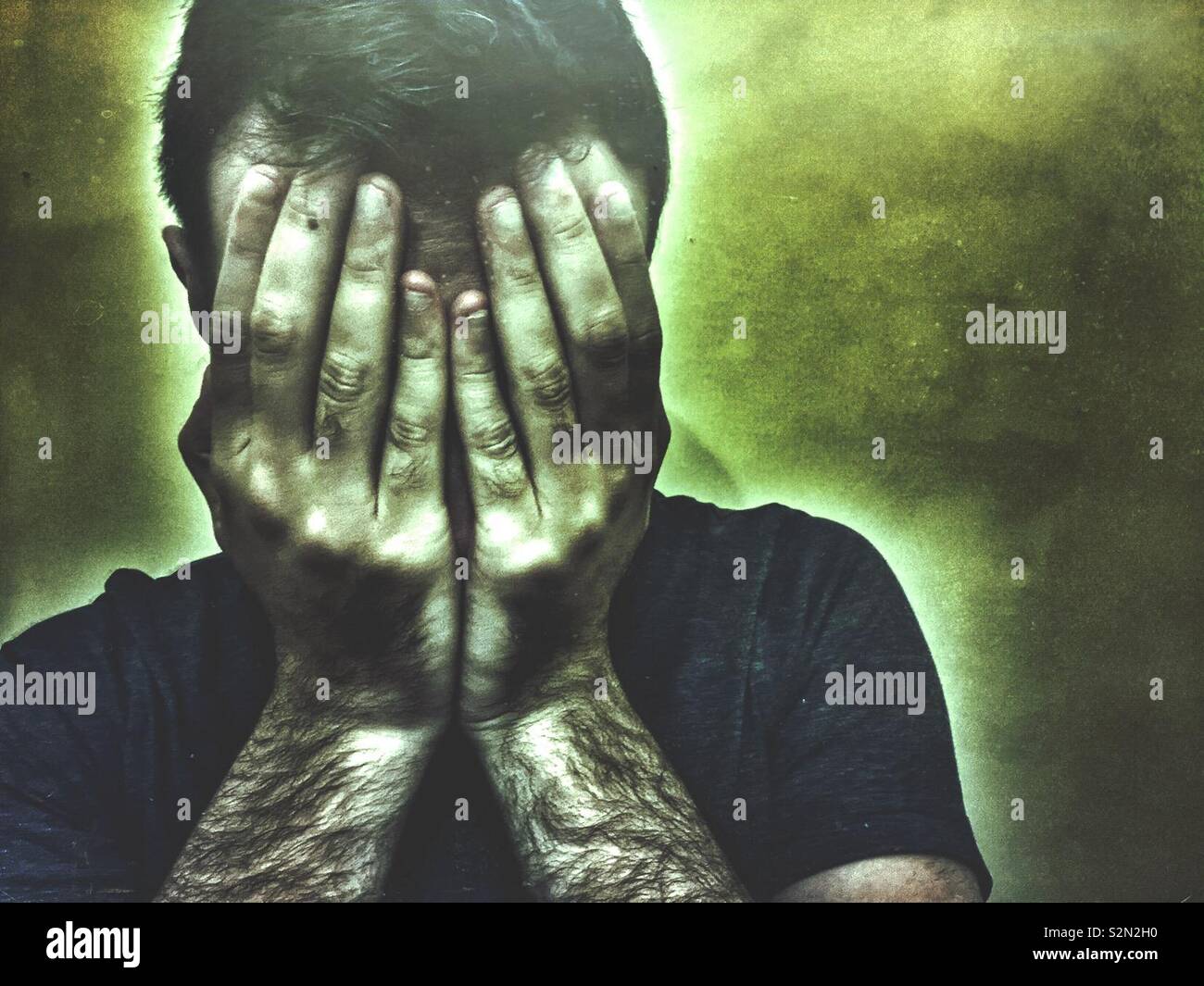 Depressive Menschen Kopf in Händen - Smartphone-aufgenommenes Stockfoto